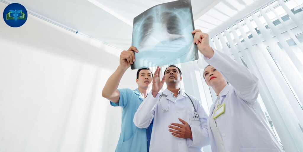 Doctores discutiendo una radiografía de torax